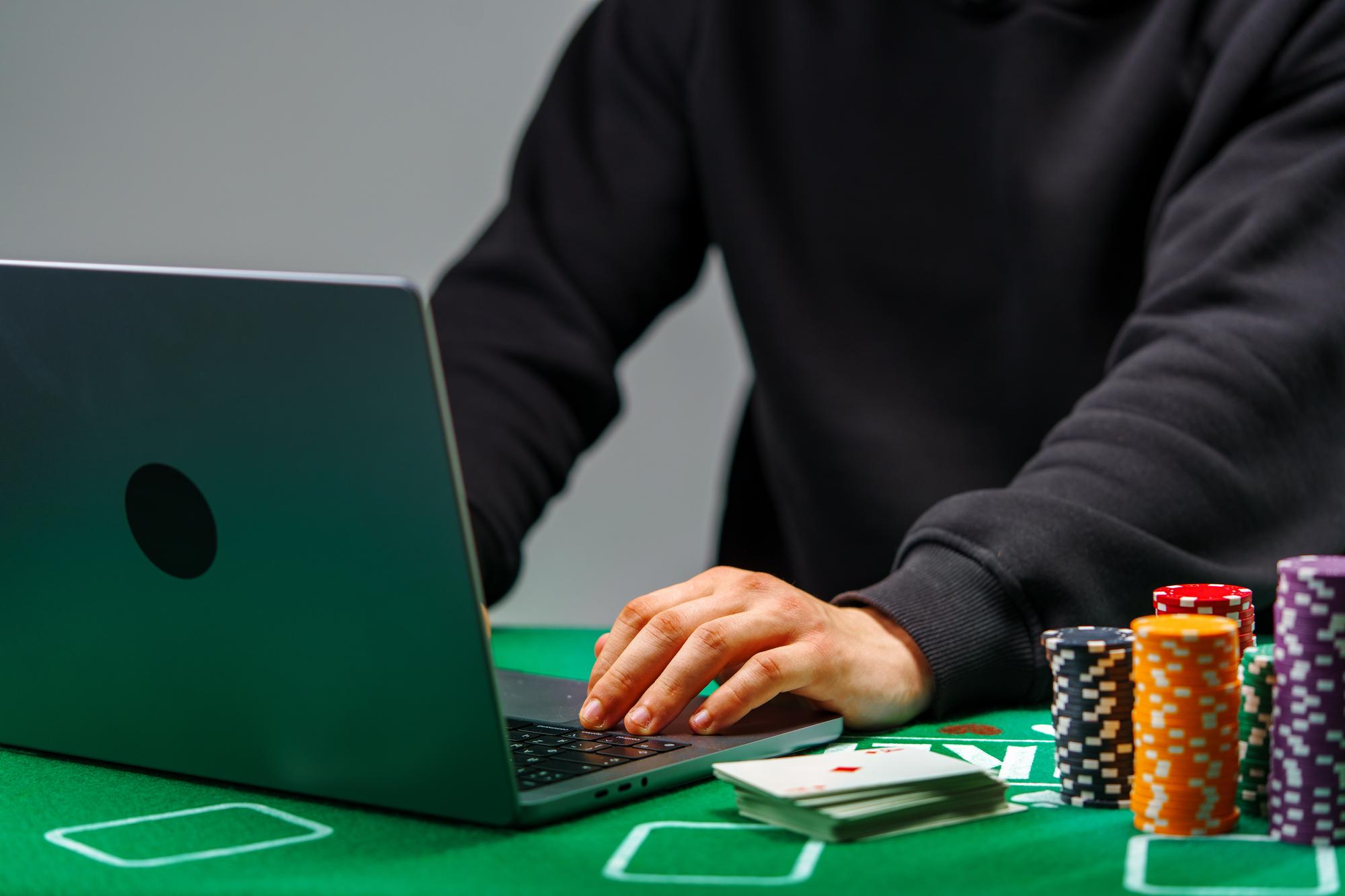 How to Stay Safe When Gambling Online